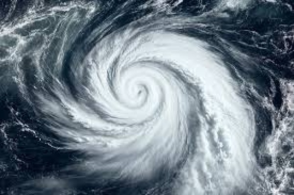 வல்லாதிக்க நாடொன்றை ஆட்டிப்படைத்து கதிகலங்க வைத்த சூறாவளி