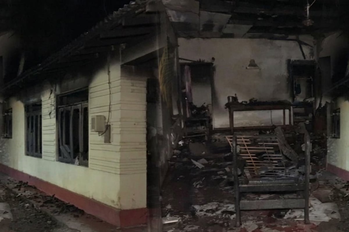 வீட்டுக்கு தீ வைத்த கும்பல்-பதறி ஓடிய குடும்பத்தினர்