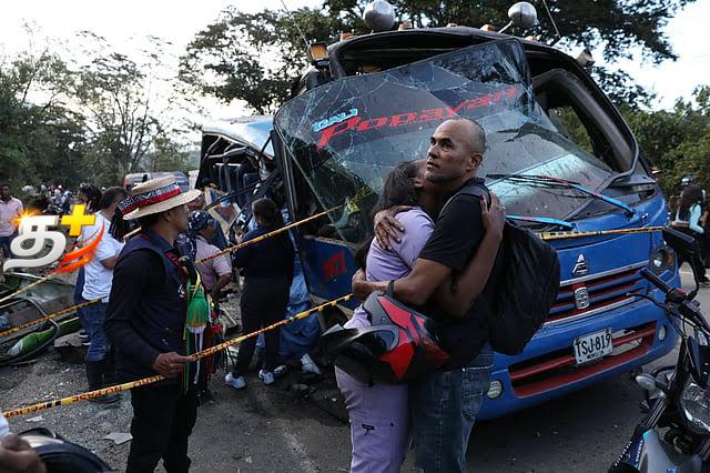 வெடித்து சிதறிய பேரூந்து மற்றும் கார்கள்-சற்று முன் வரை 19 பேர் பலி