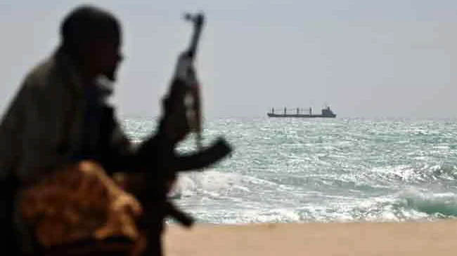 நடுக்கடலில் பதற்றம்-எரிபொருள் கப்பலுக்கு ஆப்பு-இலங்கையரும் உள்ளடக்கம்