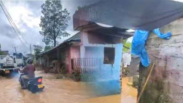 சற்று முன் இலங்கையை புரட்டி போட்ட அடை மழை-நீரில் மூழ்கியது வீடுகள்-பரிதவிக்கும் மக்கள்