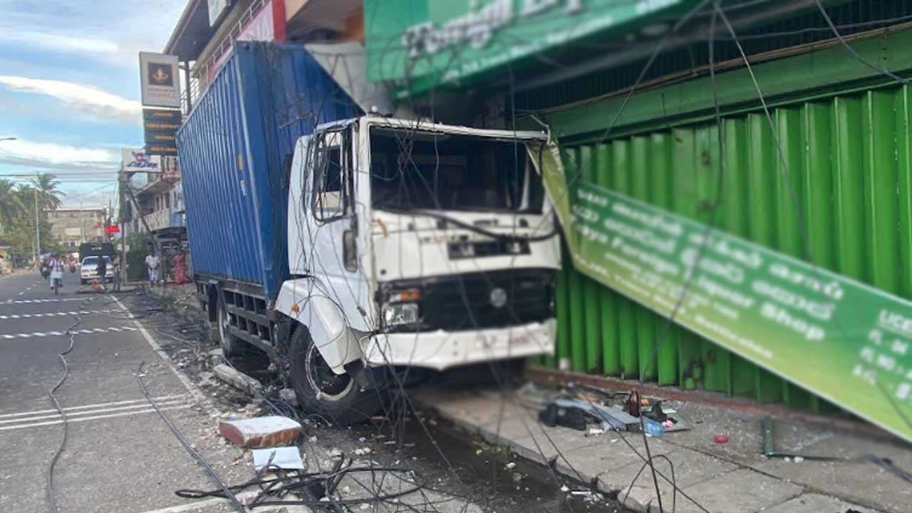 மட்டு நகரில் கடைகளை உடைத்து கொண்டு பாய்ந்த லொறி